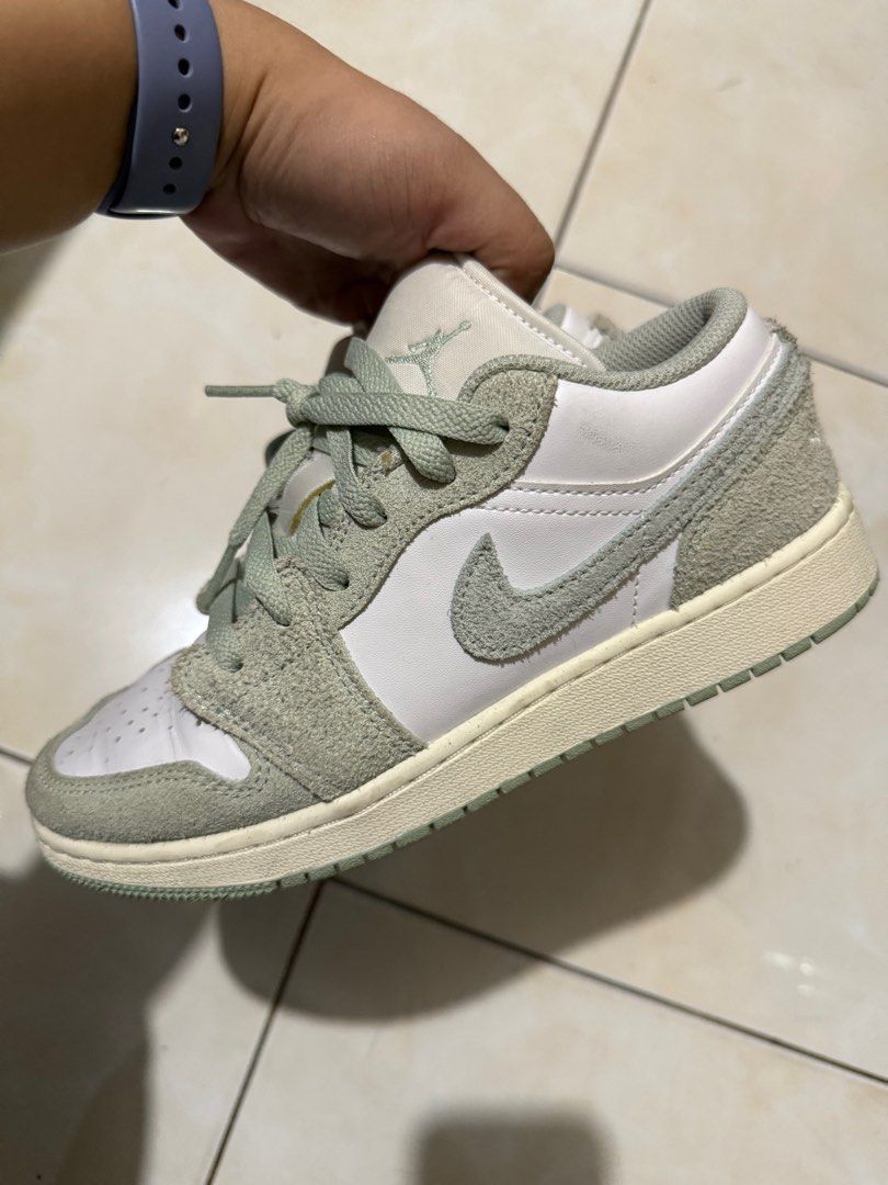 Nike Air Jordan 1 Low SE (Category: Sneakers) located in Manila. Submitted by sofiasdecluttering (Listing ID 1369284390, Image 1). Description: Original Air Jordan Low SE Size 5Y, UK4.5/EUR37.5/CM 23.5 .