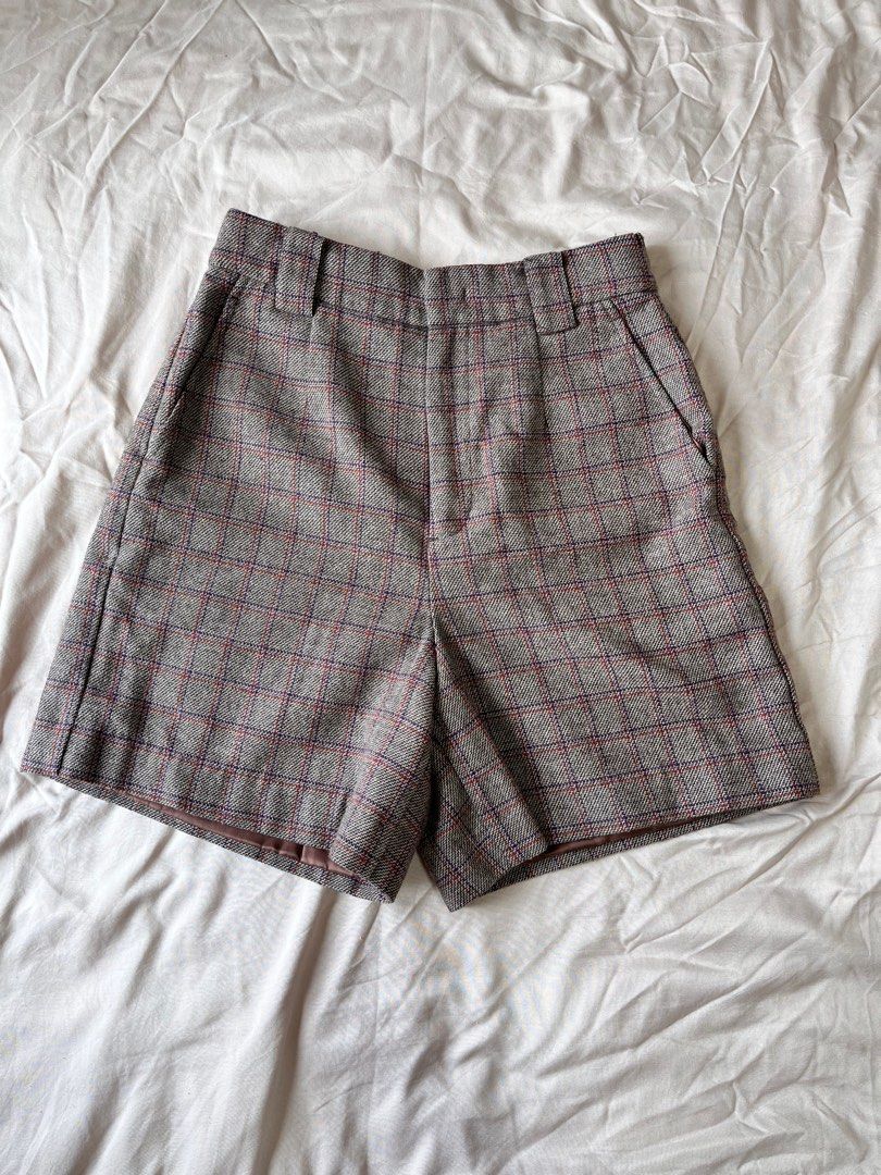 Plaid shorts (Category: Shorts) located in Makati City. Submitted by isso2 (Listing ID 1373097423, Image 1). Description: In a very good condition. Fits well 24-26.5 waist.