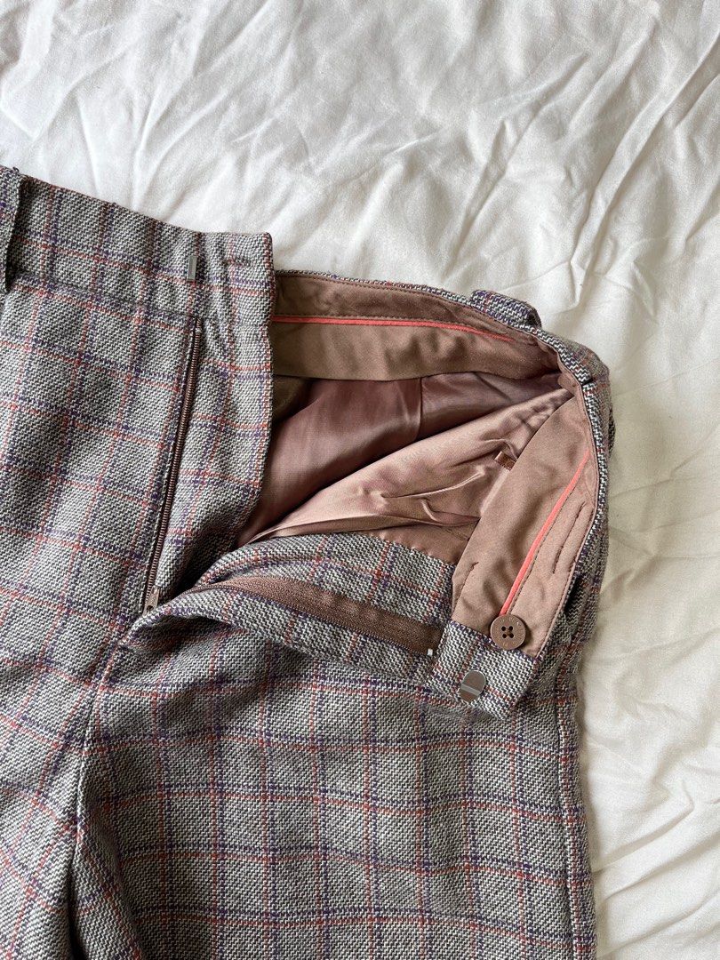 Plaid shorts (Category: Shorts) located in Makati City. Submitted by isso2 (Listing ID 1373097423, Image 3). Description: In a very good condition. Fits well 24-26.5 waist.
