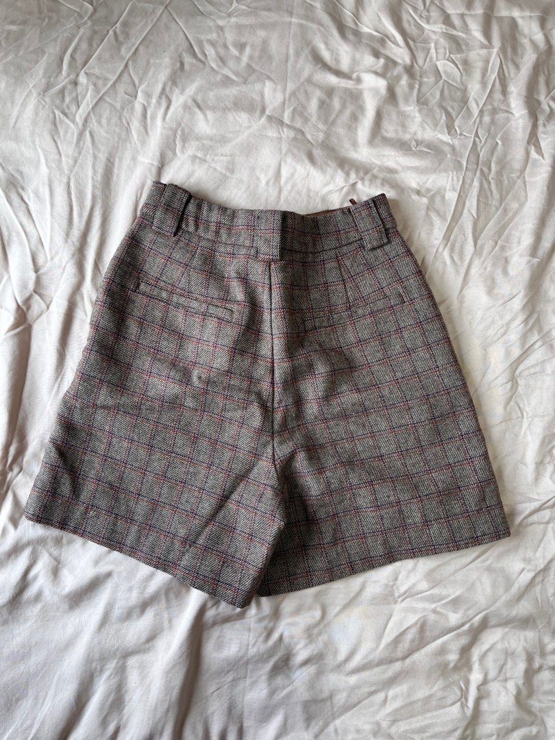 Plaid shorts (Category: Shorts) located in Makati City. Submitted by isso2 (Listing ID 1373097423, Image 2). Description: In a very good condition. Fits well 24-26.5 waist.