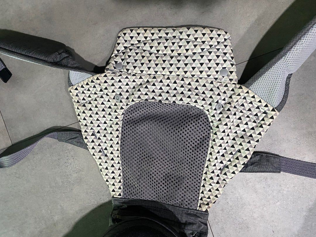Pognae (Category: Carriers & Slings) located in Singapore. Submitted by ashlynpeggy (Listing ID 1373091786, Image 1). Description: Model : Pognae No 5 Clips functioning well Only discolouration as in photos .
