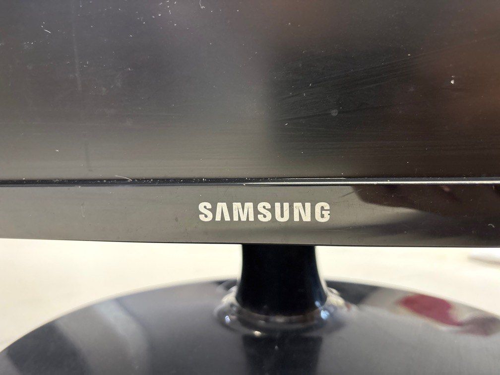 Samsung 24” Monitor (Category: Monitor Screens) located in Singapore. Submitted by leggofastdeal (Listing ID 1373091493, Image 2). Description: Model: LS24D300HS/XS.