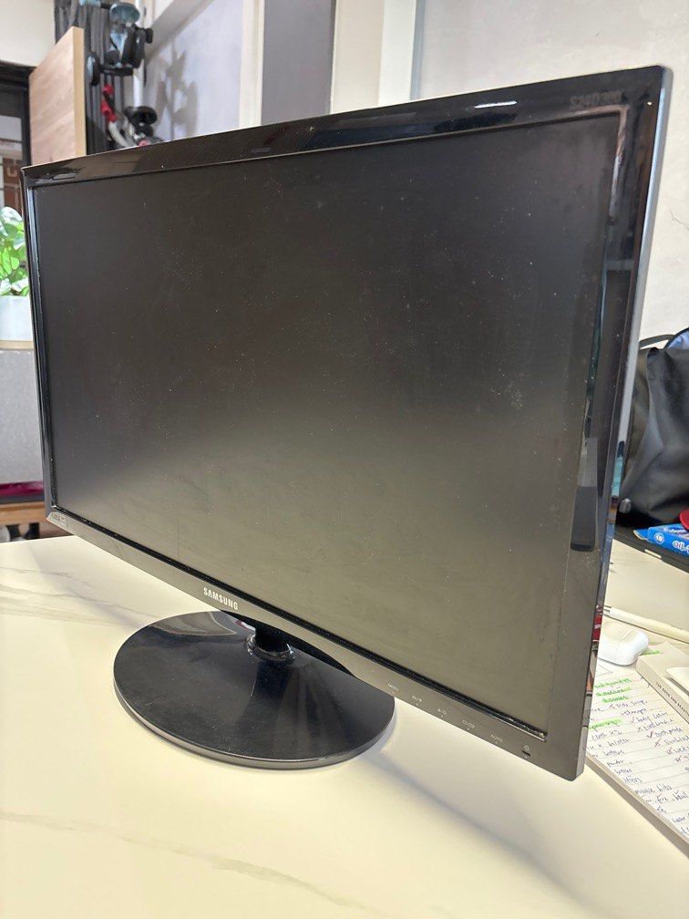 Samsung 24” Monitor (Category: Monitor Screens) located in Singapore. Submitted by leggofastdeal (Listing ID 1373091493, Image 1). Description: Model: LS24D300HS/XS.