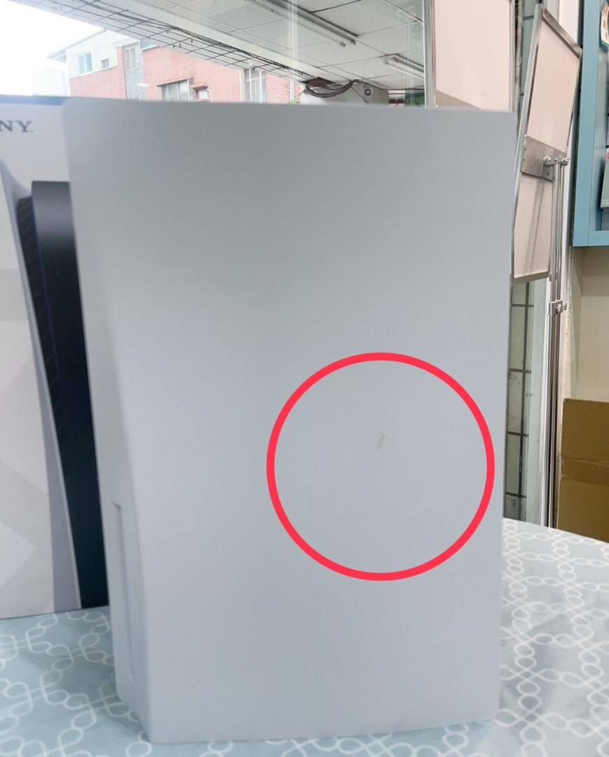 由 elba_digital (刊登 ID 1373149926，圖片 2) 提交，位於 高雄市 (Kaohsiung) 的 【艾爾巴二手】SONY PS5 825G 光碟版 (CFI-1218A) 白 #二手遊戲機 #勝利店 82594 (類別：PlayStation)，說明：SONY PS5 825G 光碟版 (CFI-1218A) 白 主機&手把功能按鍵正常。 黑色面板有幾道刮痕(圈起處)，機身背面有一處髒污無法清除(圈起處)，遊戲手把蘑菇頭使用痕跡較明顯(圈起處)。 外觀皆正常使用痕跡如圖所示。 ⚠️二手商品皆會有使用痕跡，請確認內文機況後，不介意者再下單購買，謝謝⚠️ 💠有含配件：原廠無線控制器、原廠主機底座、HDMI™連接線、交流電源線、副廠USB to Type-c連接線、原廠盒裝 📝序號後五碼：************82594 🔨製造年月：2023/03 😊歡迎門市取貨"免運費"~現貨在✨台南✨ 😊也可調至全台各分店 "該商品無法與其它商品合併訂單" ※商品線
