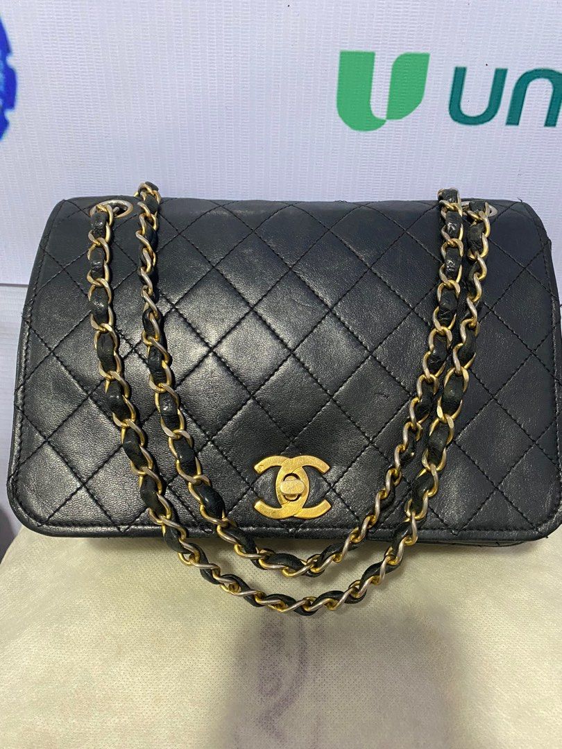 VINTAGE CHANEL FLAP ♥️ (Category: Luxury Bags & Wallets) located in Bacolod City. Submitted by chuchaystuffs (Listing ID 1373081837, Image 3). Description: Super sale ! Sıra lng zipper inside pro nagana pa mmm kayo nlgn po Pagawa, sign of use lng Labas Nya 😍pag pina Ganda nyo swerte na kayo here almost 150k in pesos pa this or more selling price .