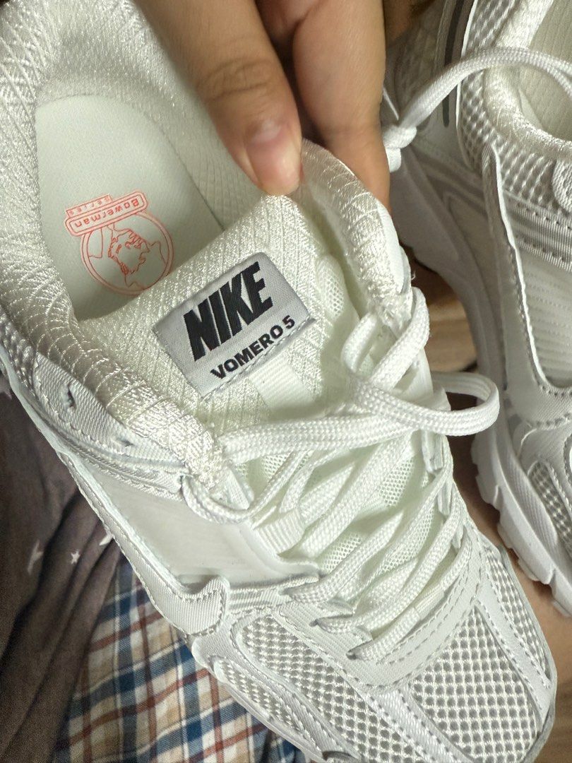 Vomero 5 white (Category: Sneakers) located in Quezon City. Submitted by jeddx (Listing ID 1373071215, Image 3). Description: READ🫶🏻 READ 🫶🏻READ🫶🏻 Class A Vomero 5 White Size US women 8.5 Complete with box.