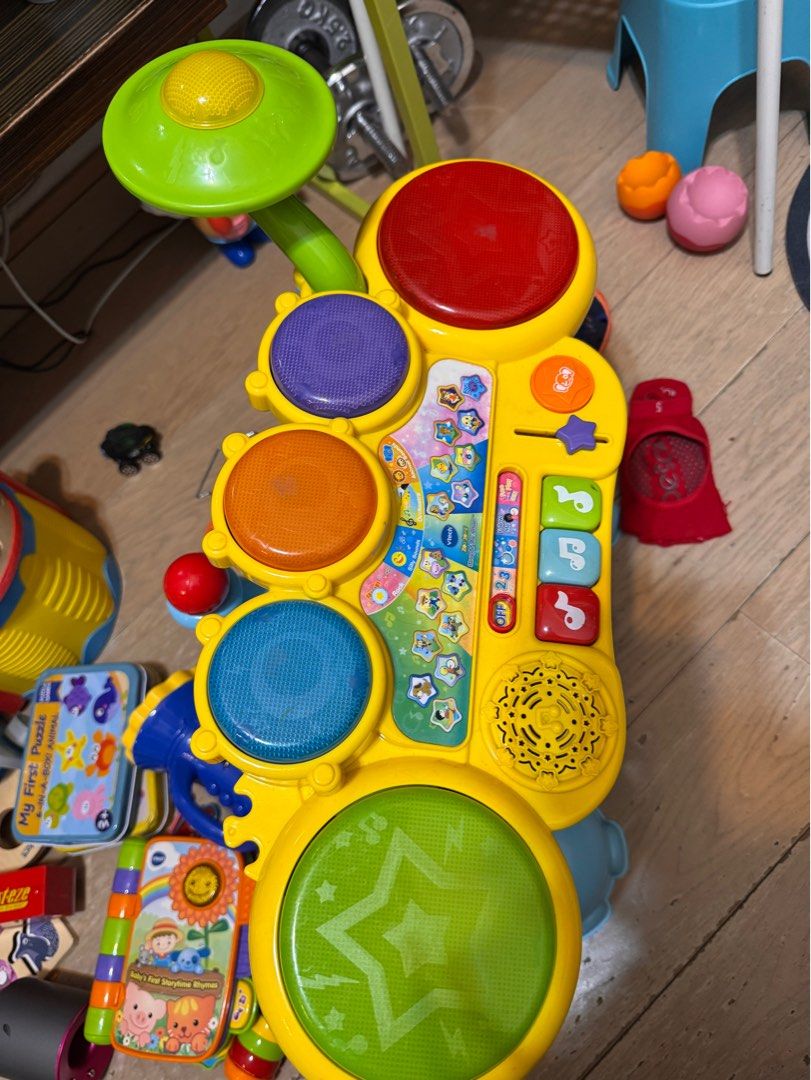 Vtech drum set （分類：嬰兒玩具）位於 Hong Kong。 由 pxq2pwjq7n16377 提交（商品編號 1373100588，圖片 1）。簡介： Vtech 鼓 好多function 玩到好大都得。 有freestyle , 跟機打，只播音樂。