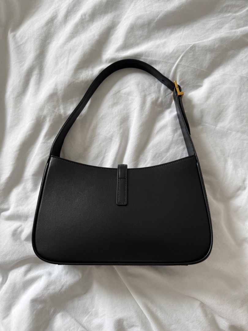 YSL Le 5 A 7 Hobo Bag in Black/Noir (Category: Bags & Wallets) located in Singapore. Submitted by lollipopl0ver (Listing ID 1373138102, Image 3). Description: 100% authentic. entropy certificate available by loveholic.sg sg retail price: $3390 happy to negotiate for fast deals will be returning to sg in mid july to do meet ups then used very carefully, only have dust bag. .