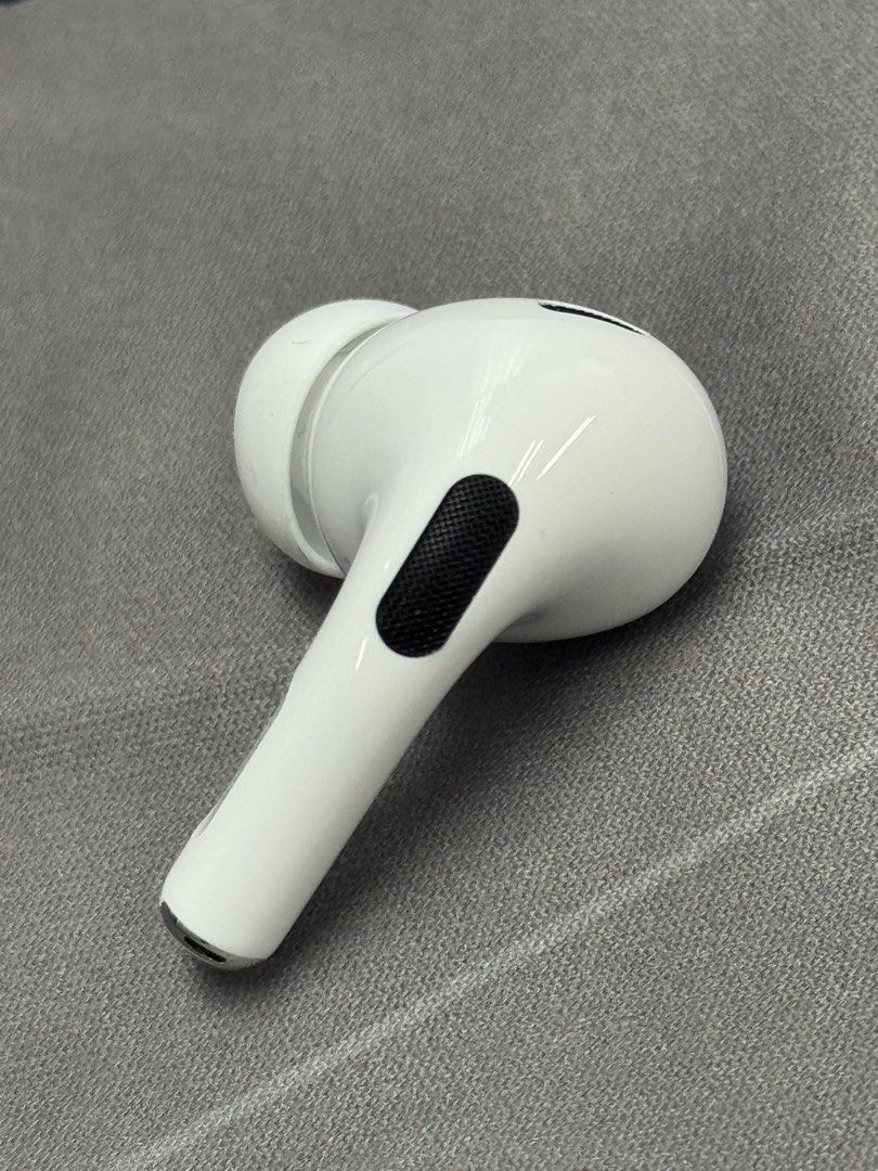 AirPods Pro Gen 2 Left side USB-C🍏AirPods Pro (2nd Generation) USB-C Left side AirPod🍎AirPods Pro Gen 2c Left AirPod🍏Pro 2c Left AirPod🍎AirPods Pro Gen 2 Left side🍏USB-C Left Side Pro 2 Earbud🍎A3048 (BN/ORIGINAL APPLE) (Category: Earphones) located in Singapore. Submitted by henry_jeniffer (Listing ID 1373279730, Image 3). Description: Brand new and 100% Apple Original/Authentic Apple Airpods Pro Gen 2 USB-C Left side. Listed picture is 100