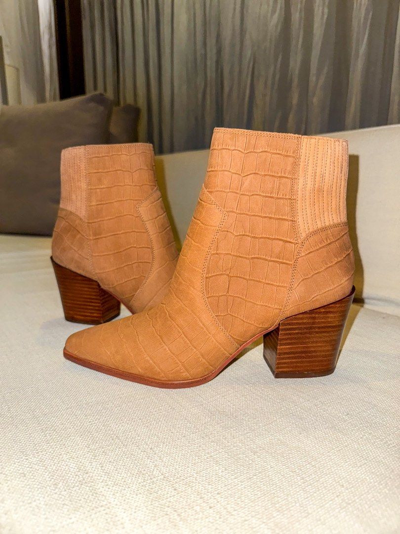 Aldo Brown Heel Boots - US 7.5 (Category: Boots) located in Pateros City. Submitted by sleepyguy12 (Listing ID 1373359054, Image 1). Description: Only used once. Beautiful shoes. Bought for 7k php. Size 7.5 US.