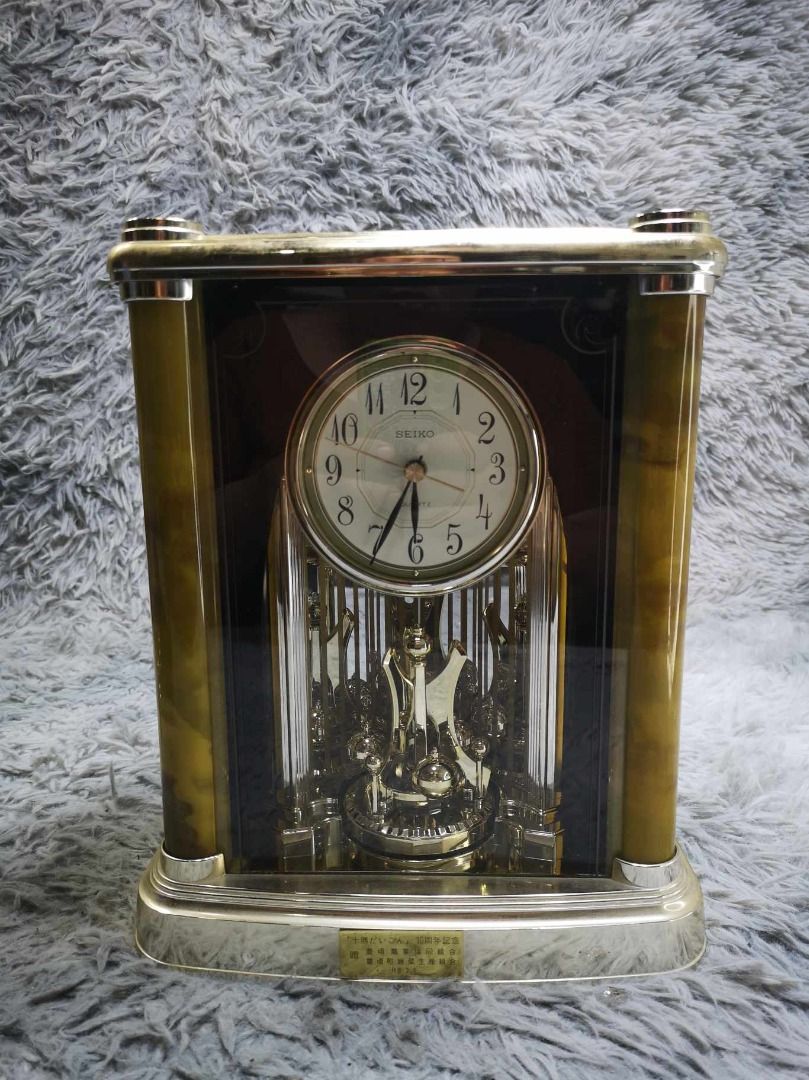 Analog Table Top Clock (Category: Clocks) located in Santa Cruz. Submitted by jmy_surplus.2 (Listing ID 1373246420, Image 1). Description: Size ; Color ; Gold Type ; Clock Brand ; No Brand Material ; Glass Style ; Vintage Table Top Clock MK D1 JMY 4.