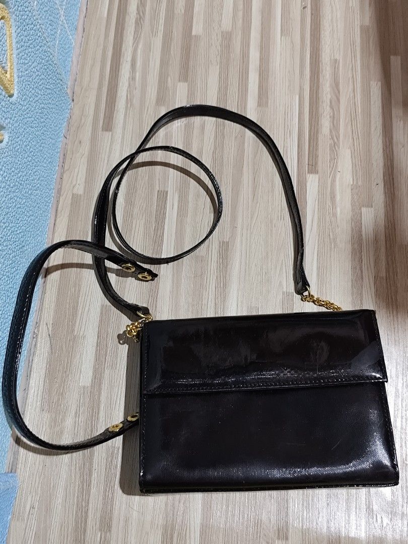 AWP Small Shoulder Bag (Category: Shoulder Bags) located in Manila. Submitted by MissPanda (Listing ID 1373257362, Image 1). Description: Bag From Japan Issue: May Minimal Issue nasa photo. Price and Details on each Photo. 🫶 LOC: Tondo, Manila MOP: Gcash / Maya / Bank Transfer TYIA! 🫶🫶🫶🫶.