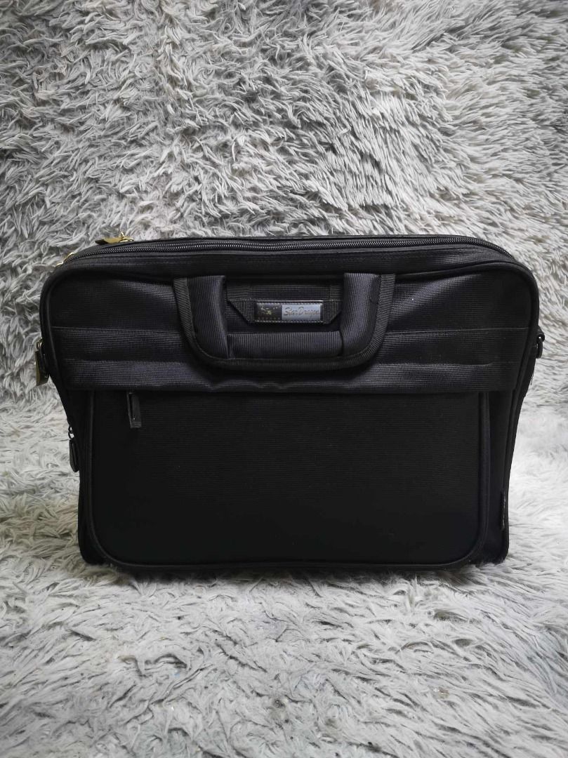 Black Zipper Closure Lightweight Laptop Bag (Category: Laptop Bags & Sleeves) located in Santa Cruz. Submitted by jmy_surplus.2 (Listing ID 1373287534, Image 1). Description: Size ; L - 13 W - 16 Color ; Black Type ; Laptop bag Brand ; No brand Material ; Nylon Style ; Black Laptop Bag MK 10 JMY 4.