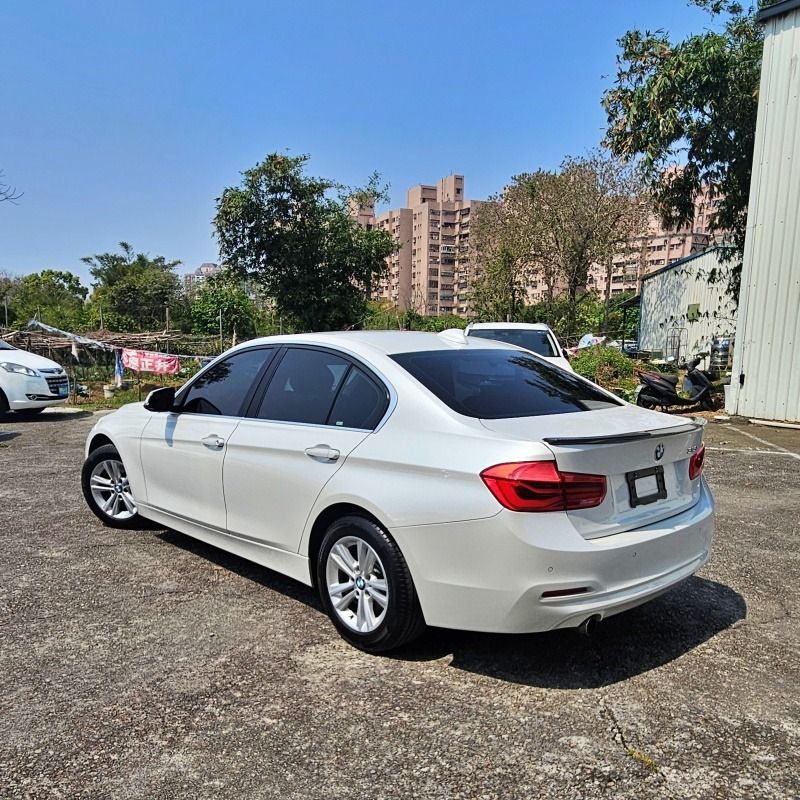 由 sunshinelar (刊登 ID 1373336382，圖片 3) 提交，位於 桃園市 (Taoyuan) 的 BMW 318I 1.6的稅金 只要60萬就能入手 比新車便宜了100萬 (類別：汽車出售)，說明：【2018年 BMW 318I豪華白金版】 #月繳8XXX入手 #高CP值進口車 ------------------------------------- 想買台進口車來開嗎 那你不要錯過這台 排氣量1499CC 稅金很便宜 養起來超輕鬆 BMW的白金版就是配備全都給滿 安卓機也改好了 有CARPLAY可以連手機 現在入手現省差價100萬 ------------------------------------------ 看車地址:桃園市中壢區環中東路402號 ------------------------------------- #有任何需求直接私訊問我最快 #有喜歡的朋友們不用害羞歡迎詢問 #BMW #318I 📞服務專線:0906-670-160 ✅LIN