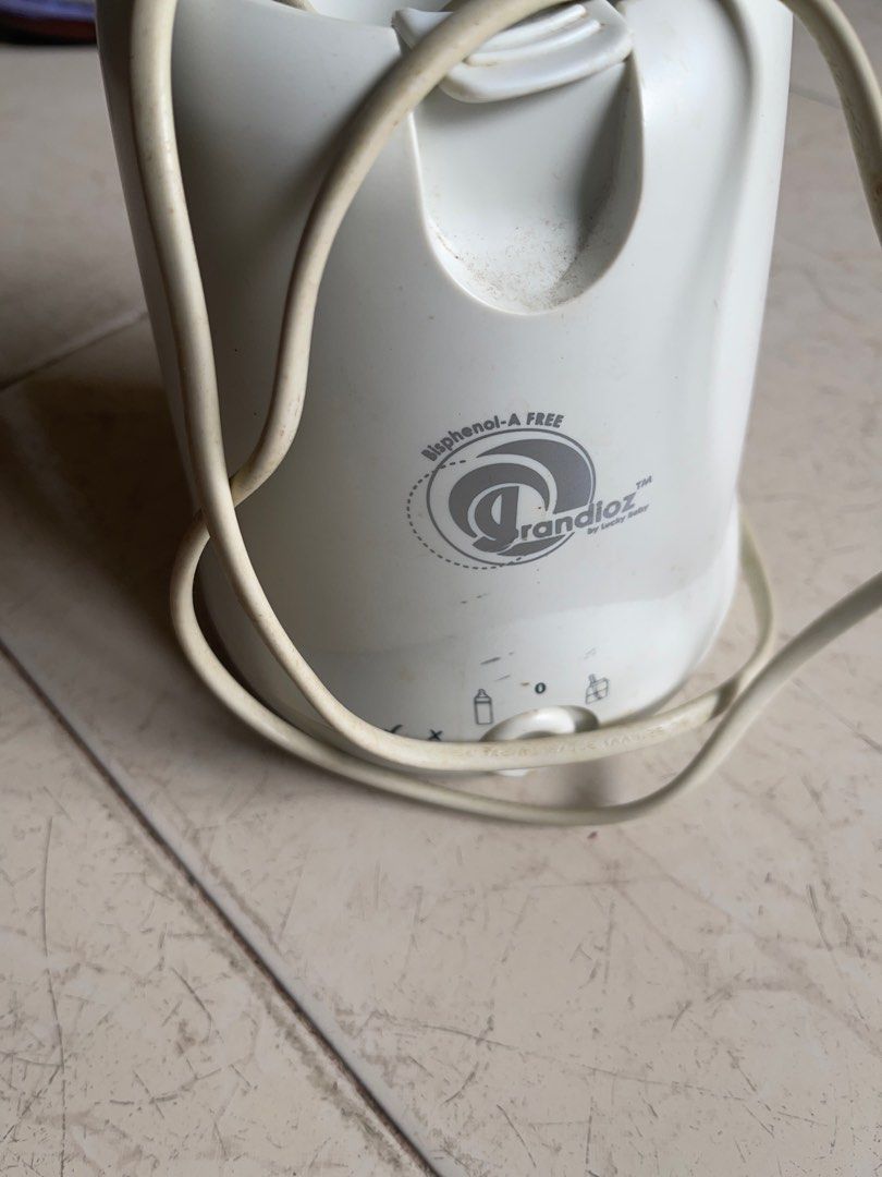 Bottle warmer (Category: Breastfeeding & Bottle Feeding) located in Singapore. Submitted by stuffsa20 (Listing ID 1373252477, Image 2). Description: .
