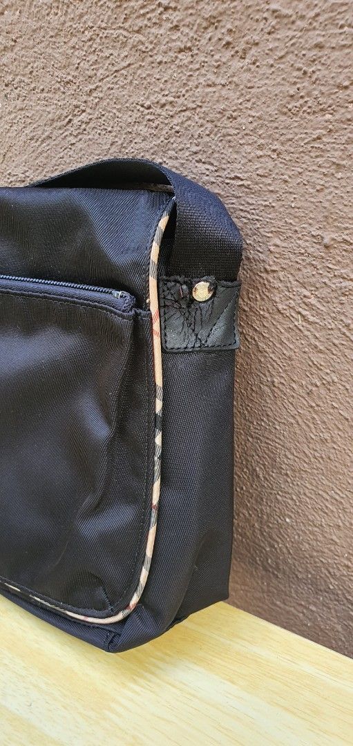 Burberry blue label sling bag (Category: Luxury Bags & Wallets) located in Antipolo. Submitted by switchneighborhood (Listing ID 1373260537, Image 3). Description: legit 700 only.