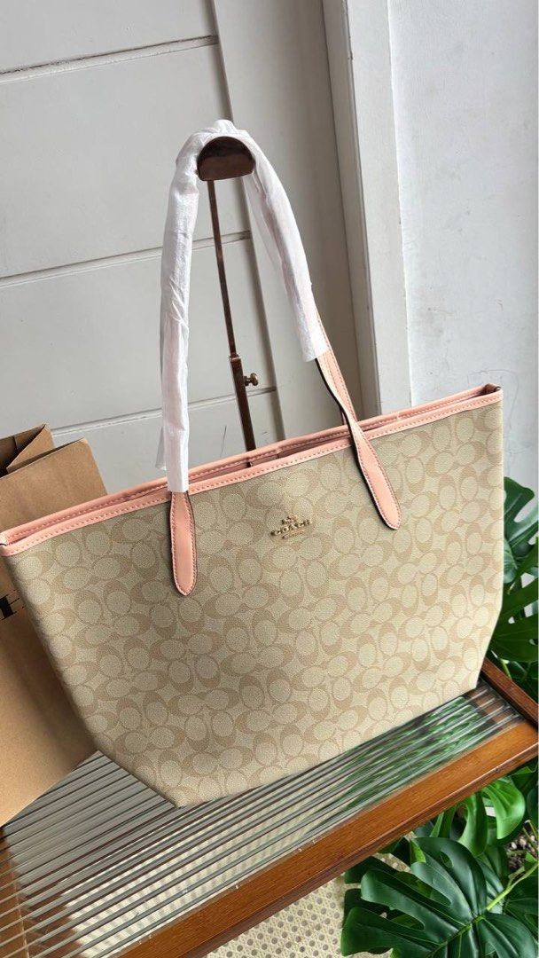 Coach City Tote (Category: Luxury Bags & Wallets) located in Candelaria. Submitted by pinkykeenshop (Listing ID 1373259785, Image 2). Description: .