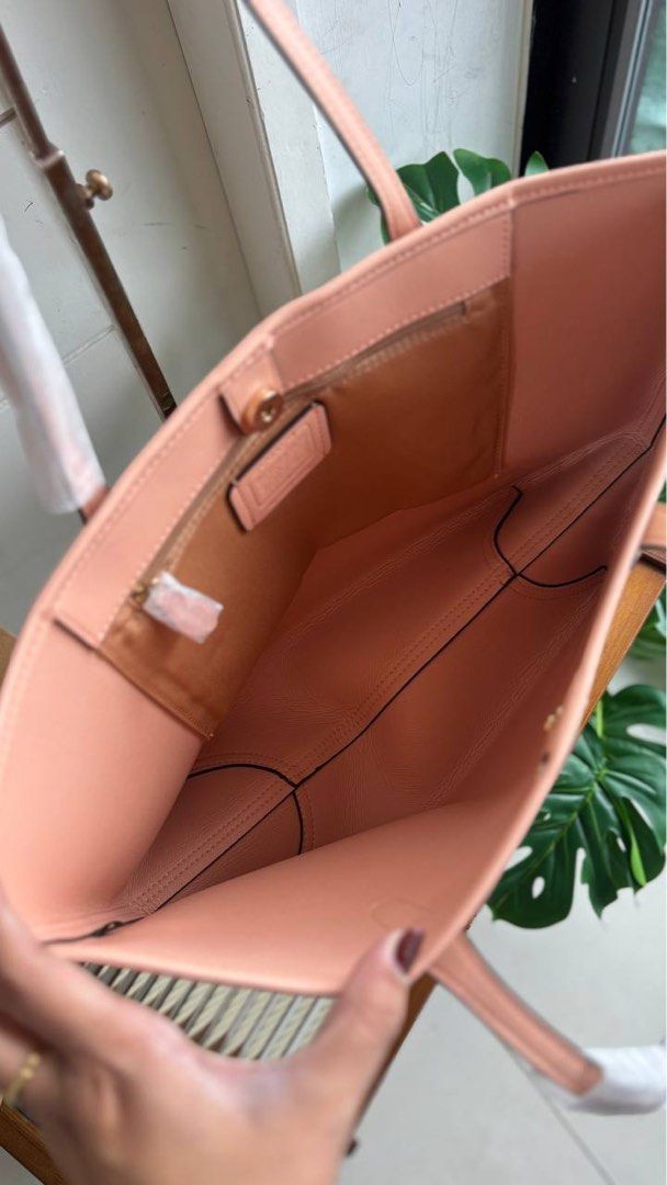 Coach City Tote (Category: Luxury Bags & Wallets) located in Candelaria. Submitted by pinkykeenshop (Listing ID 1373259785, Image 3). Description: .