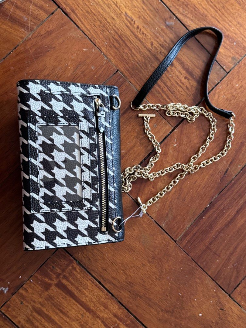 Cole Hann chain on wallet (Category: Luxury Bags & Wallets) located in Manila. Submitted by belletsy (Listing ID 1373261208, Image 2). Description: Original Cole Hann leather wallet with chain can fit an iphone . brand new with paper bag included .