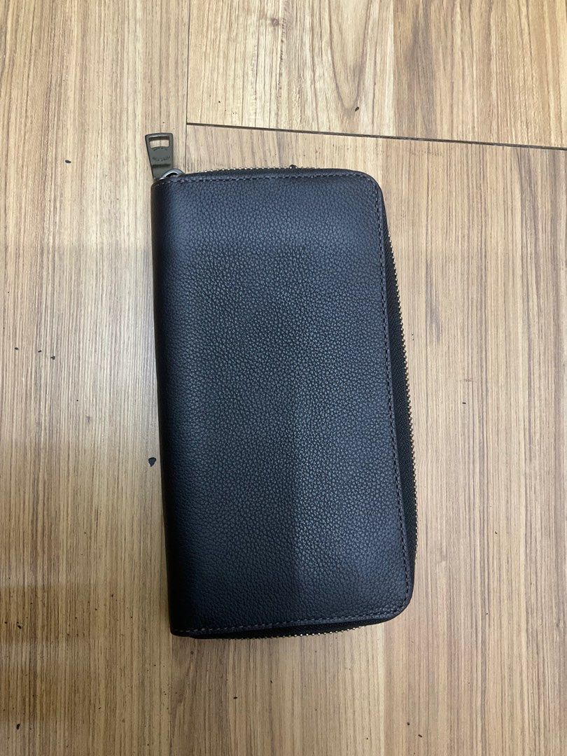 *defect* real authentic brand new coach men long wallet (Category: Bags & Wallets) located in Singapore. Submitted by johnlcf90 (Listing ID 1373234661, Image 3). Description: Brand new real authentic Bought from the US previously. Put too long in the drawer hence peeling inside. You may bring it to fix Bought for more than $150++ Clearing cos moving house .