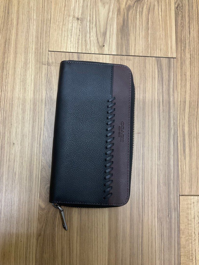 *defect* real authentic brand new coach men long wallet (Category: Bags & Wallets) located in Singapore. Submitted by johnlcf90 (Listing ID 1373234661, Image 2). Description: Brand new real authentic Bought from the US previously. Put too long in the drawer hence peeling inside. You may bring it to fix Bought for more than $150++ Clearing cos moving house .
