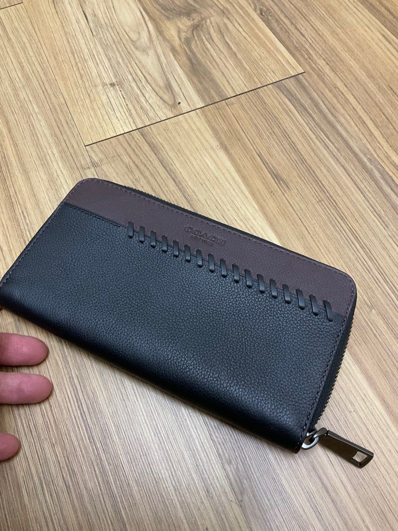 *defect* real authentic brand new coach men long wallet (Category: Bags & Wallets) located in Singapore. Submitted by johnlcf90 (Listing ID 1373234661, Image 1). Description: Brand new real authentic Bought from the US previously. Put too long in the drawer hence peeling inside. You may bring it to fix Bought for more than $150++ Clearing cos moving house .
