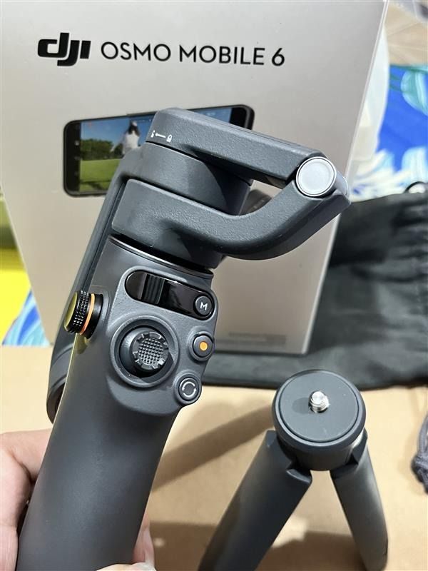 DGI OSMO MOBILE 6 STABILIZER (Category: Camera Bags & Carriers) located in Pasay City. Submitted by jclothing.ph (Listing ID 1373361786, Image 1). Description: Selling DGI OSMO MOBILE 6 STABILIZER All in good condition! Nego. RFS: decluttering Please call/text me for urgent inquiries: 09498488903 .