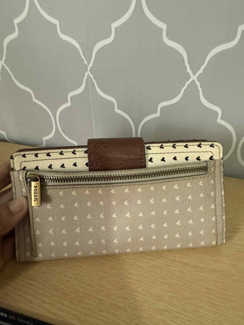 ⚡FLASH SALE Fossil Medium Bifold Wallet (Category: Wallets & Card holders) located in Hermosa. Submitted by gappes_collection (Listing ID 1373342585, Image 2). Description: what you see is what you get with sign of usage.
