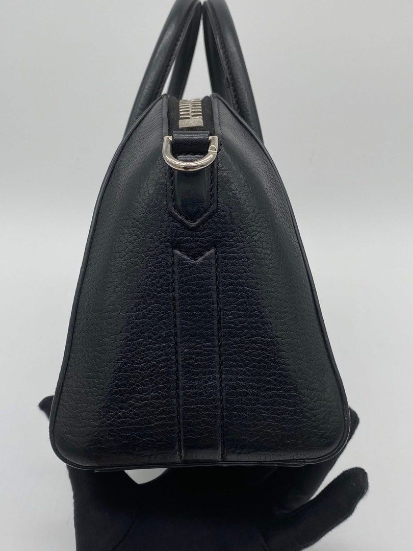 Givenchy antigona mini (Category: Luxury Bags & Wallets) located in Quezon City. Submitted by preetycindz (Listing ID 1373261619, Image 2). Description: Givenchy antigona mini Still in good condition No major flaws With original strap .