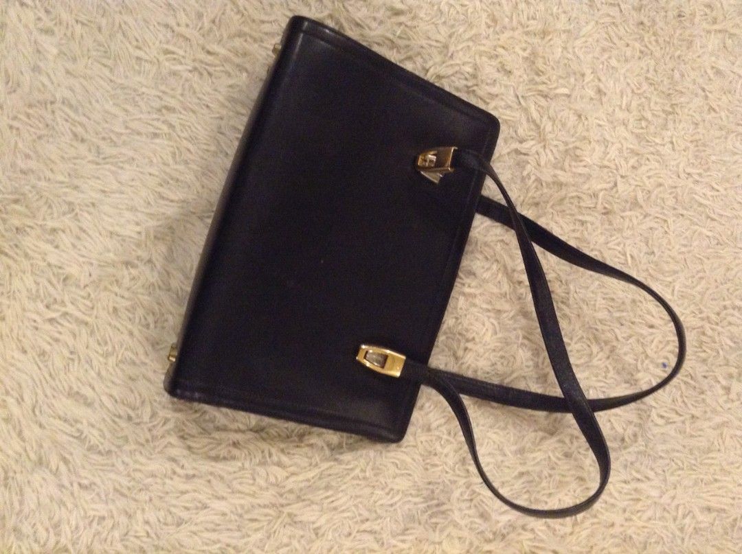 Givenchy Vintage Hand Bag (Category: Luxury Bags & Wallets) located in Manila. Submitted by victtoria (Listing ID 1373292040, Image 3). Description: .