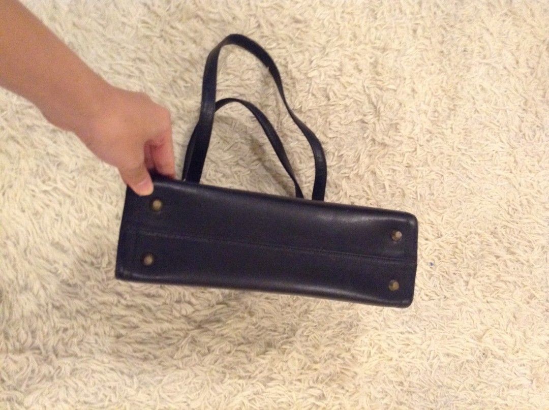 Givenchy Vintage Hand Bag (Category: Luxury Bags & Wallets) located in Manila. Submitted by victtoria (Listing ID 1373292040, Image 2). Description: .