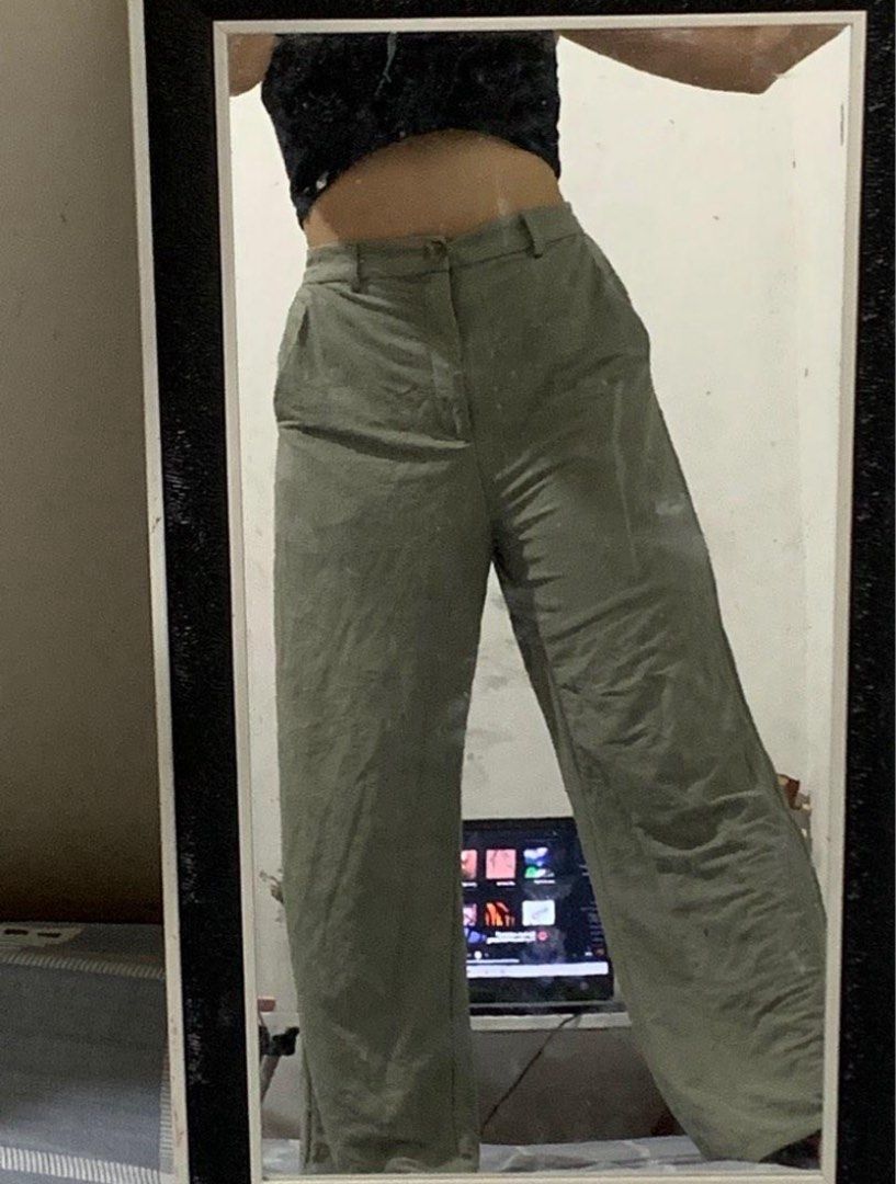 GU Olive Green Wide Leg Pants (Category: Other Bottoms) located in Manila. Submitted by lovesclairo (Listing ID 1373269896, Image 1). Description: ✿ 𝗣𝗥𝗜𝗖𝗘: ₱80 ✿ 𝗦𝗜𝗭𝗘: 24 - 27 ✿ 𝗟𝗘𝗡𝗚𝗧𝗛: 38 ✧ has a flaw on the lower right part, thats why im selling it for super low 🥲 (see 4th & 5th pic) tho it’s unnoticeable naman when worn 😅 ✧ so nice!!! this was hard to let go 🥹🥲 ✧ thick fabric 🤌🏻 ‼️ 𝗥𝗘𝗠𝗜𝗡𝗗𝗘𝗥: ✾ Strictly 𝙣𝙤 𝙘𝙖𝙣�