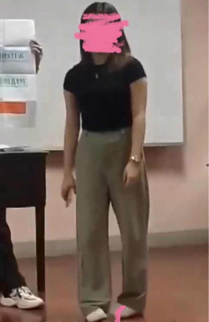 GU Olive Green Wide Leg Pants (Category: Other Bottoms) located in Manila. Submitted by lovesclairo (Listing ID 1373269896, Image 3). Description: ✿ 𝗣𝗥𝗜𝗖𝗘: ₱80 ✿ 𝗦𝗜𝗭𝗘: 24 - 27 ✿ 𝗟𝗘𝗡𝗚𝗧𝗛: 38 ✧ has a flaw on the lower right part, thats why im selling it for super low 🥲 (see 4th & 5th pic) tho it’s unnoticeable naman when worn 😅 ✧ so nice!!! this was hard to let go 🥹🥲 ✧ thick fabric 🤌🏻 ‼️ 𝗥𝗘𝗠𝗜𝗡𝗗𝗘𝗥: ✾ Strictly 𝙣𝙤 𝙘𝙖𝙣�