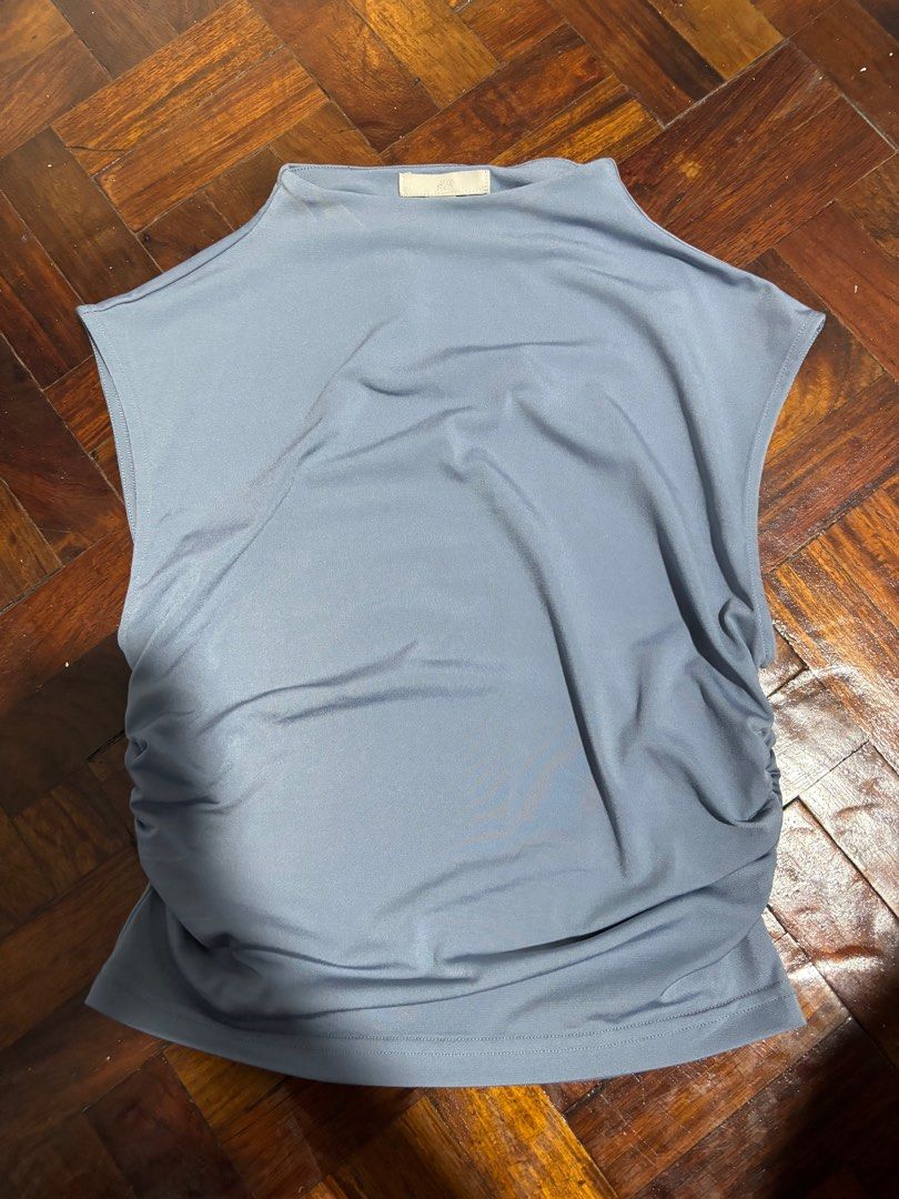 H&M High Neck Sleeveless Top (Category: Sleeveless) located in Manila. Submitted by jing3021 (Listing ID 1373232061, Image 1). Description: Original price: ~500php Used twice only Can pair it with skirt or slacks to dress up; jeans or shorts to dress down Fits XS-S Rfs: doesn’t fit me anymore .