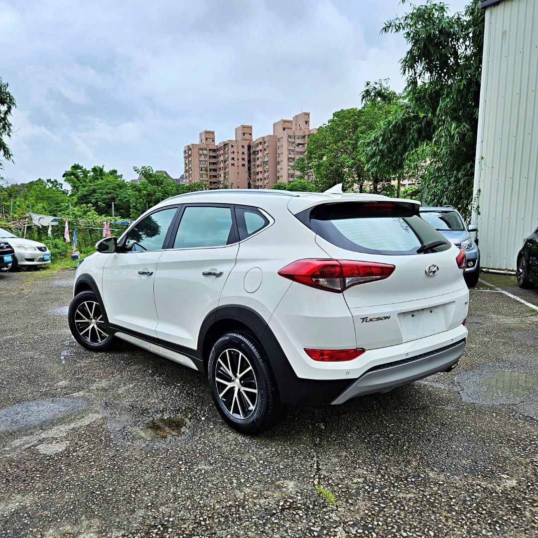 由 sunshinelar (刊登 ID 1373336164，圖片 3) 提交，位於 桃園市 (Taoyuan) 的 HYUNDAI TUCSON 1.6時尚版 稅金便宜 開起來又有力 里程稍多但有價差 (類別：汽車出售)，說明：【2018年 HYUNDAI TUCSON 1.6時尚版】 #月繳5XXX入手 #全原廠保養 ------------------------------------- 這台車里程雖然跑多了一點 但前車主都是跑高速居多 而且都原廠保養-該換的耗材都有換 車況真的不錯 也有保固一年二萬公里 所以買回去也不用擔心 ------------------------------------------ 看車地址:桃園市中壢區環中東路402號 ------------------------------------- #有任何需求直接私訊問我最快 #有喜歡的朋友們不用害羞歡迎詢問 #HYUNDAI #TUCSON 📞服務專線:0906-670-160 ✅LINE-ID