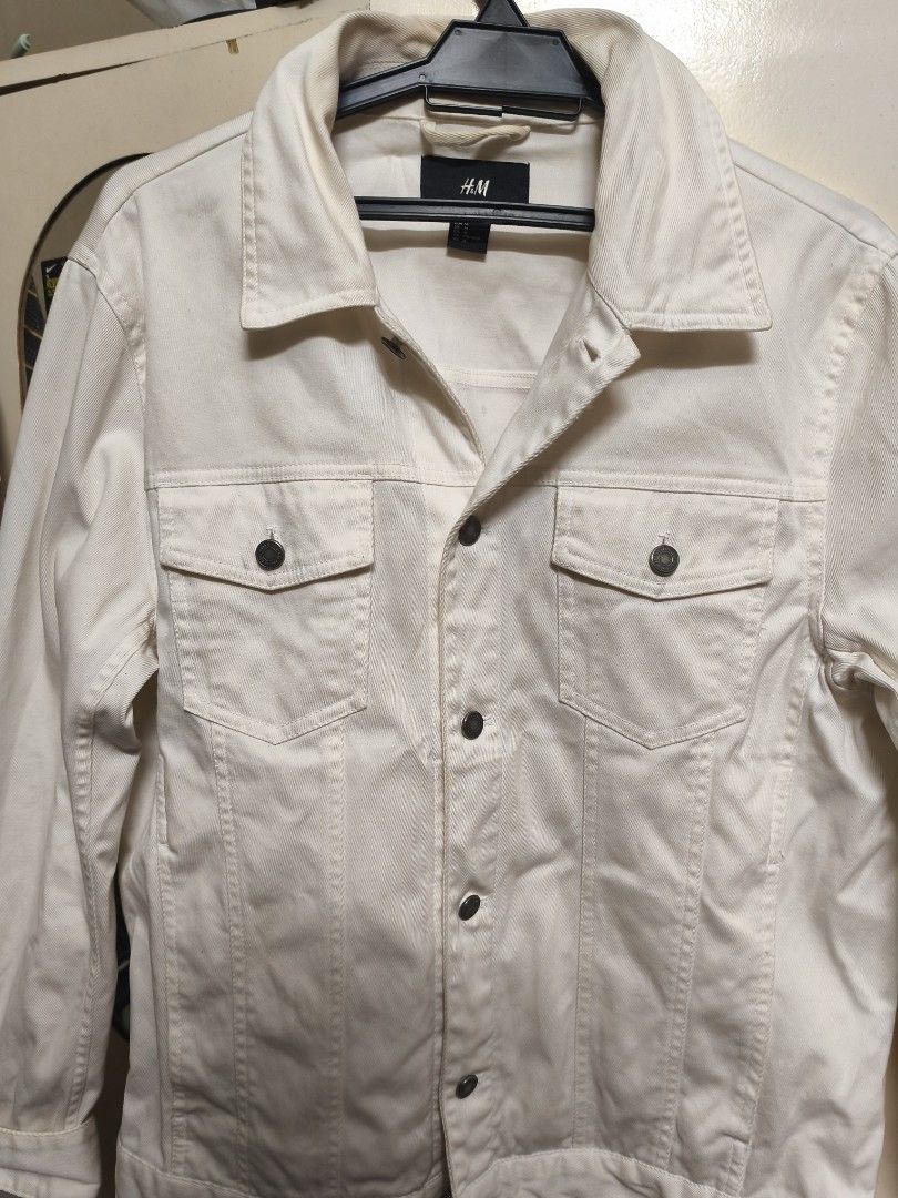 Jacket (Category: Activewear) located in Ipoh. Submitted by tomjane10 (Listing ID 1373270545, Image 1). Description: Nak jual sebab tak pakai.
