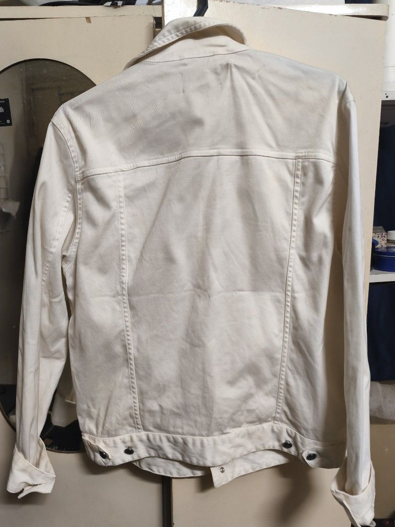 Jacket (Category: Activewear) located in Ipoh. Submitted by tomjane10 (Listing ID 1373270545, Image 2). Description: Nak jual sebab tak pakai.