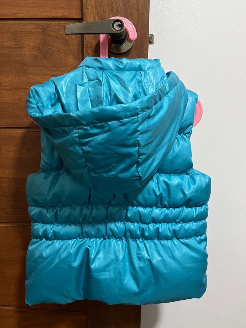 KINGKOW KIDS PUFFER VEST (Category: Babies & Kids Fashion) located in Makati City. Submitted by mydeezoo (Listing ID 1373370940, Image 3). Description: Like new Puffer winter vest for kids Very smooth.