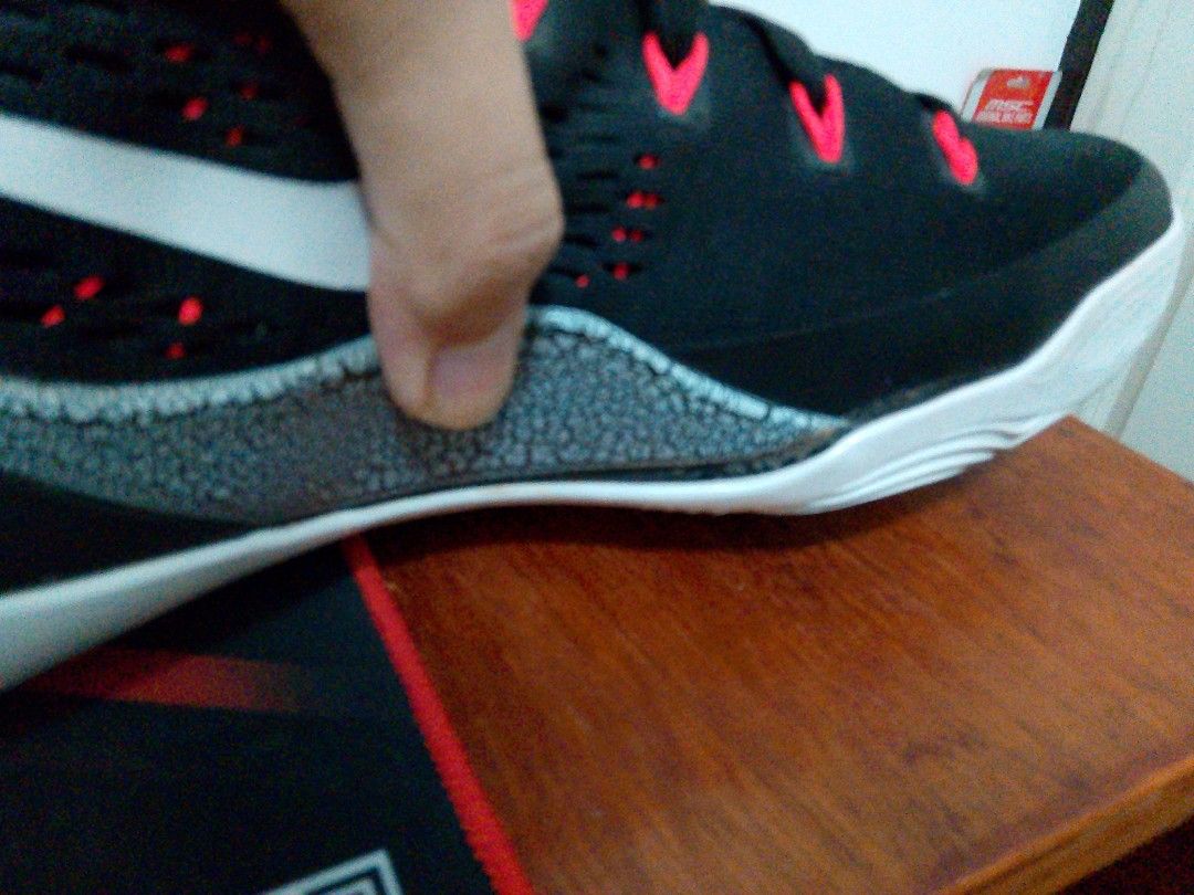 Kobe 9 low EM Crimson (sole sep) (Category: Sneakers) located in Mangaldan. Submitted by ssmvp (Listing ID 1373390687, Image 3). Description: Kobe 9 EM laser crimson size 10 US sa mall lang ginamit nasa pic issue *eyelet *sole sep *tag label loc: Pangasinan rfs: hindi na ginagamit naka stock lang.