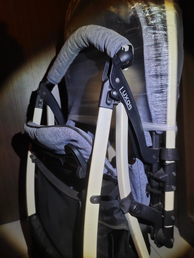 Luxos (Category: Strollers) located in Singapore. Submitted by kimlinpek (Listing ID 1373361697, Image 3). Description: one button open and close.very conformable..