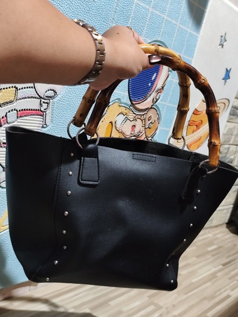 Mono Comme Ca Wooden Handle Bag (Category: Tote Bags) located in Manila. Submitted by MissPanda (Listing ID 1373245469, Image 2). Description: Bag from Japan Price and Details on each Photo. 🫶 LOC: Tondo, Manila MOP: Gcash / Maya / Bank Transfer TYIA! 🫶🫶🫶🫶.