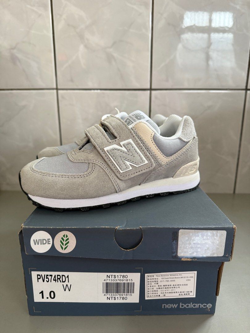 由 wuwo5 (刊登 ID 1373274937，圖片 1) 提交，位於 台南市 (Tainan) 的 ［降價！］New Balance 574全新童鞋 (類別：嬰兒及兒童流行時尚)，說明：全新NB童鞋✨運動用品店購入正品 僅試穿小孩不捧場故售出 19cm 。