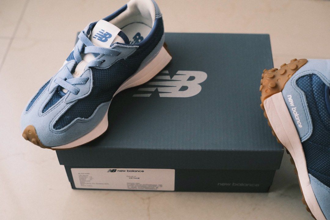 New Balance 327 Kids - US 13 kids/EU 31 kids/18,5cm (Kategori: Orang Tua, Bayi & Anak - Lainnya) berada di Jakarta Barat. Dikirim oleh snahodnanreh (ID iklan 1373315385, Gambar 3). Deskripsi: - New Balance 327 Kids - Ukuran US 13 kids / EU 31 / insole 18,5cm (wide edition), jd enak bagian depannya lebar. - Kondisi bagus tidak ada robek/rusak - Pemakaian wajar, outsole tebal tidak terkikis - Sudah dilaundry, siap pakai langsung 😀 - Lengkap boks d
