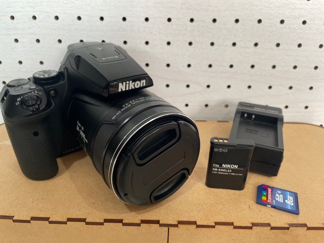 由 chadlea (刊登 ID 1373308624，圖片 1) 提交，位於 新北市 (New Taipei) 的 Nikon Coolpix P900 類單眼 83倍變焦，功能正常，螢幕小瑕疵 (類別：相機)，說明：全機拍照功能都正常，閃光燈正常，實拍縮光圈拍天空，感光元件無入塵塵點，照片乾淨銳利，不過機身除了鏡頭前端下緣外殼有放置桌上造成的摩擦痕，其餘外觀不錯，另一缺點是螢幕有兩處輕微的黑痕，不小心壓到造成的，使用上不影響，也可直接用evf電子觀景窗取景。 鏡頭鏡片明亮無發霉，這顆鏡頭可涵蓋24-2000mm的焦段範圍，僅次於nikon 的p1000後繼機 有附上幾張實拍照，可以參考2000mm的長焦鏡有多誇張，照片有一張24mm廣角，紅色圈起位置，可參考第二張拉近，可看到遠處建築屋頂正在施工，黃色圈起位置，拉到光學變焦最遠2000mm，可直接看清正在屋頂施工的師傅工作情況。 單機一台，副廠鏡頭蓋，副廠電池一顆、專用副廠充電器、8g SD 記憶卡 $7288已調整價格，不議價，可直
