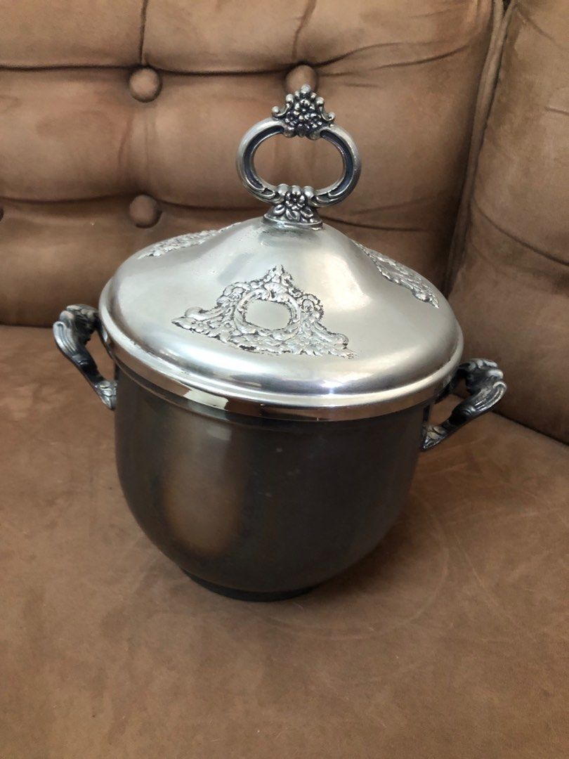Oneida (Category: Food Organization & Storage) located in Las Pinas. Submitted by ydnam0815 (Listing ID 1373329216, Image 1). Description: Oneida ice bucket just needs polishing.