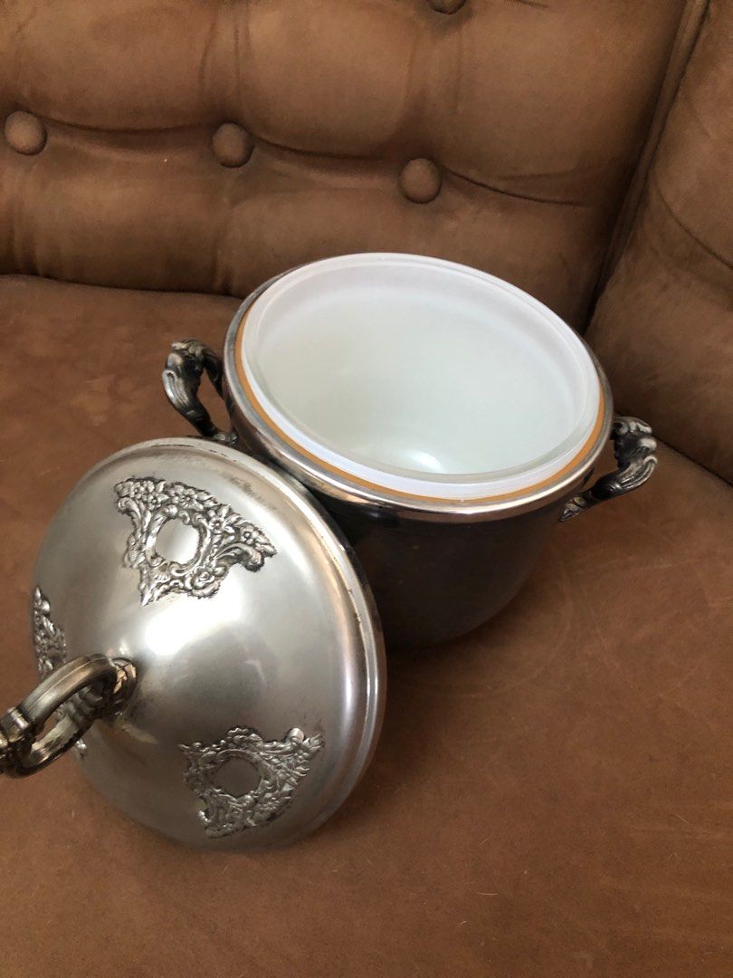 Oneida (Category: Food Organization & Storage) located in Las Pinas. Submitted by ydnam0815 (Listing ID 1373329216, Image 3). Description: Oneida ice bucket just needs polishing.