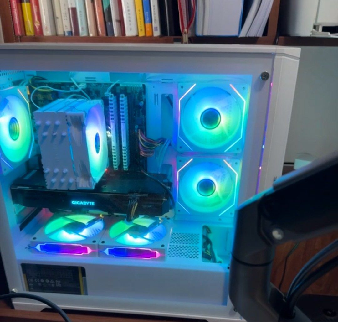 PC （分類：桌上電腦）位於 Hong Kong。 由 monsterchick 提交（商品編號 1373369422，圖片 1）。簡介： 純白色新淨PC。