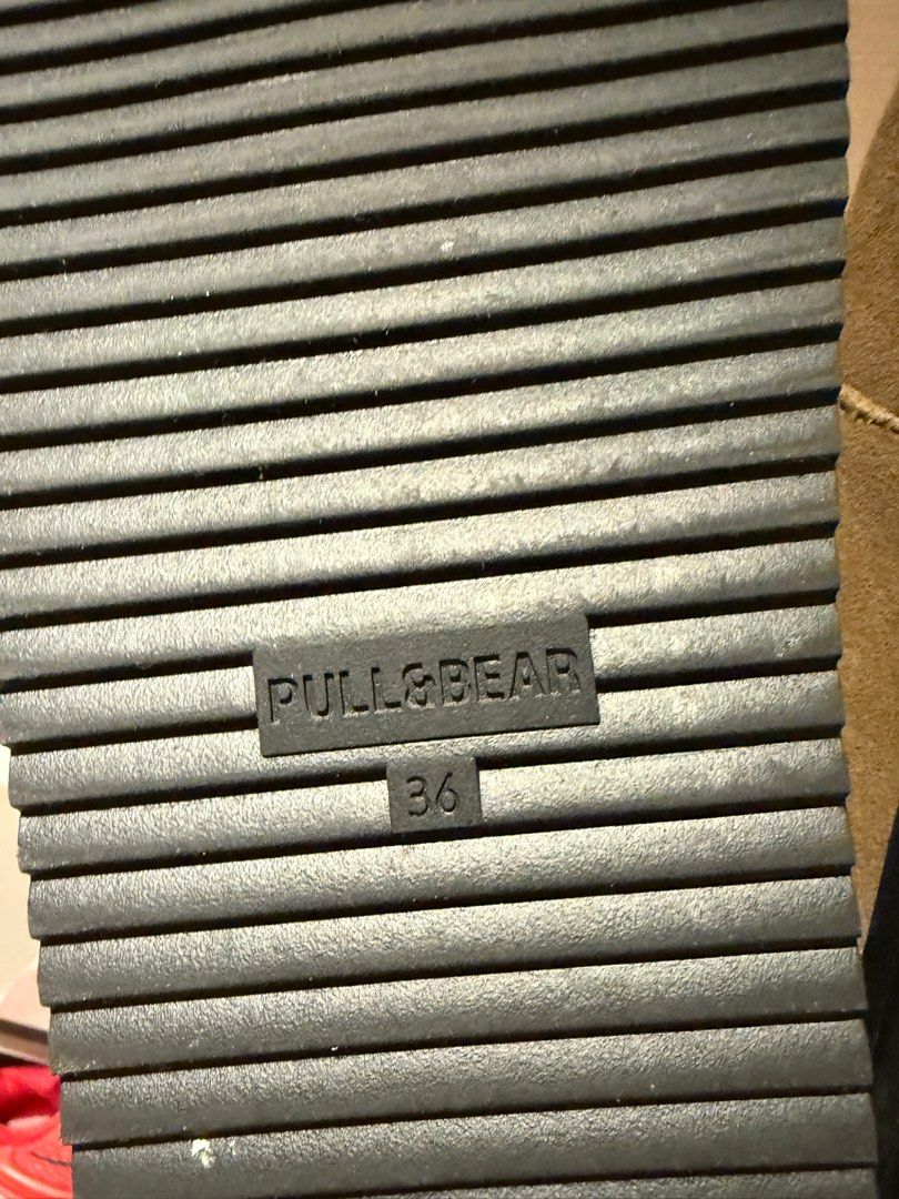 Pull & bear （分類：厚底鞋）位於 Hong Kong。 由 a_bys 提交（商品編號 1373336868，圖片 4）。簡介： USED ONCE ONLY 。