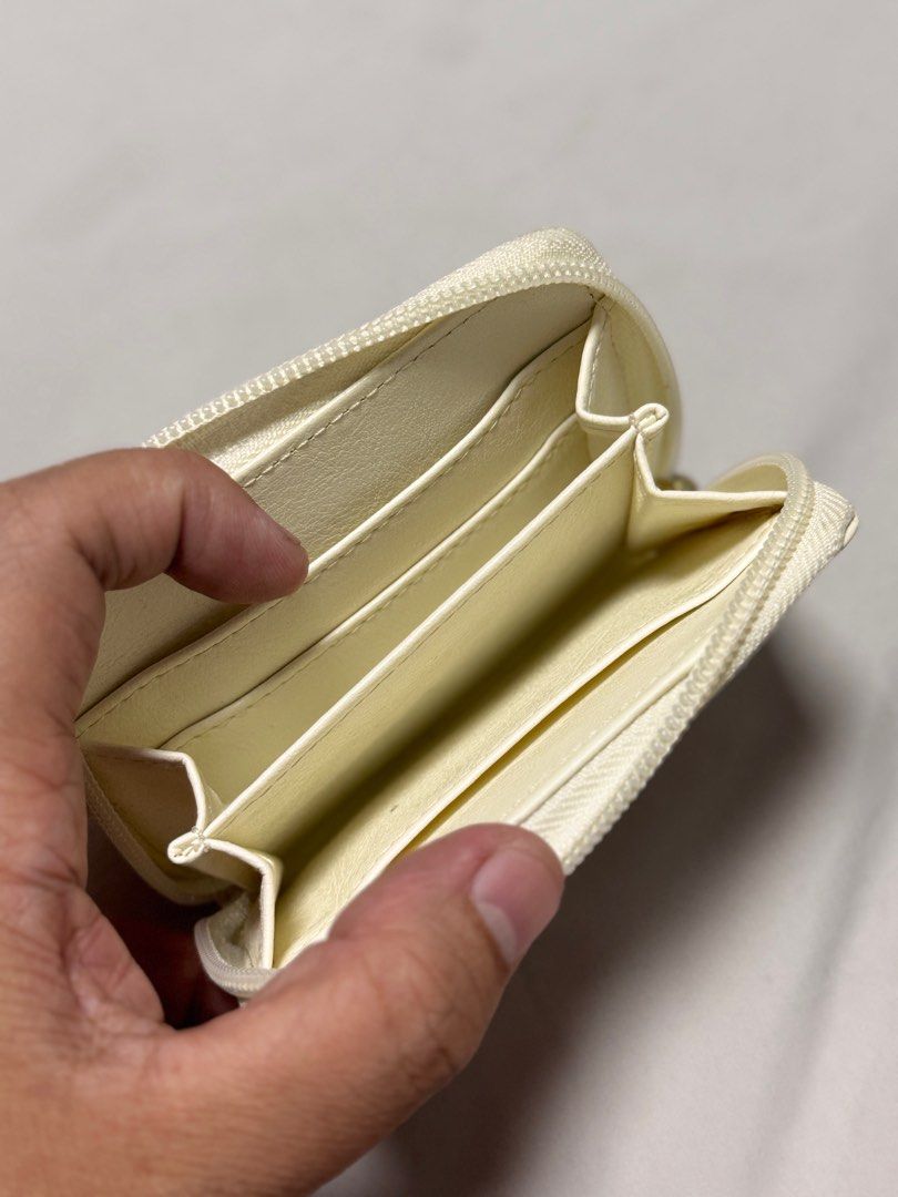 Rosso Bianco Card Wallet (Category: Wallets & Card holders) located in Valenzuela. Submitted by fairythrift (Listing ID 1373327883, Image 3). Description: Brand: Rossobianco Color: white Size: Height 8cm, Width 11.5cm Condition: in Pristine Condition.