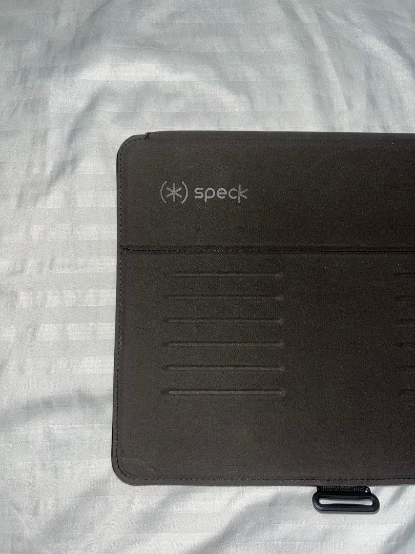Speck Case (Ipad Pro 11 inch) (Category: Laptop Bags & Sleeves) located in General Mariano Alvarez. Submitted by mariii__ (Listing ID 1373305180, Image 1). Description: Orig price: more or less 1,900 Never used, natambak lang. No more box. Issue shown on the last pic. .